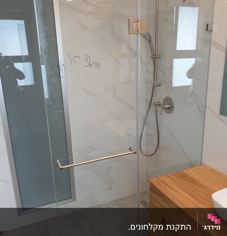 מקלחון זכוכית עם ראש מקלחת מתכתי